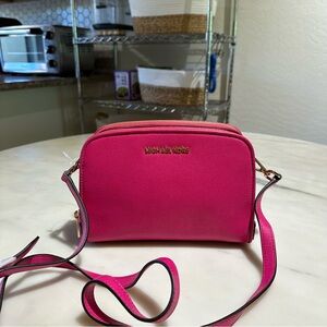 NWT MICHAEL KORS REESE MEDIUM MESSENGER, RASPBERRY COLOR